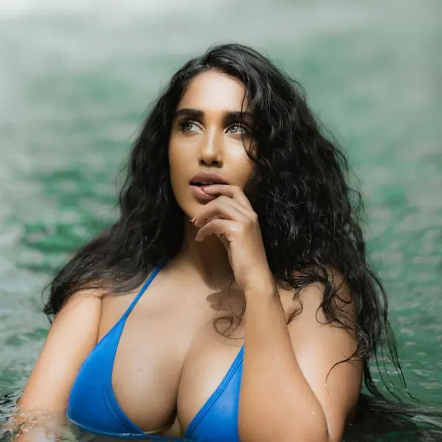 Scarlett Rose OnlyFans exotic curvy babe