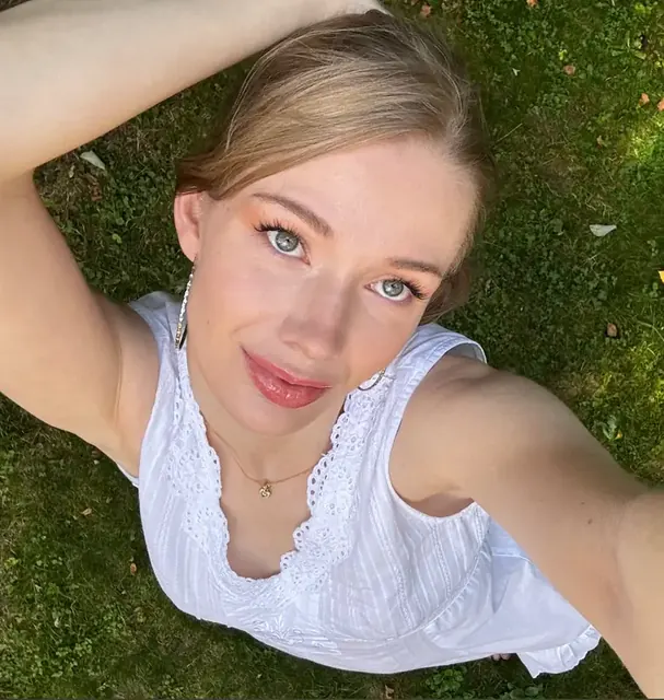 Ella OnlyFans blonde cute