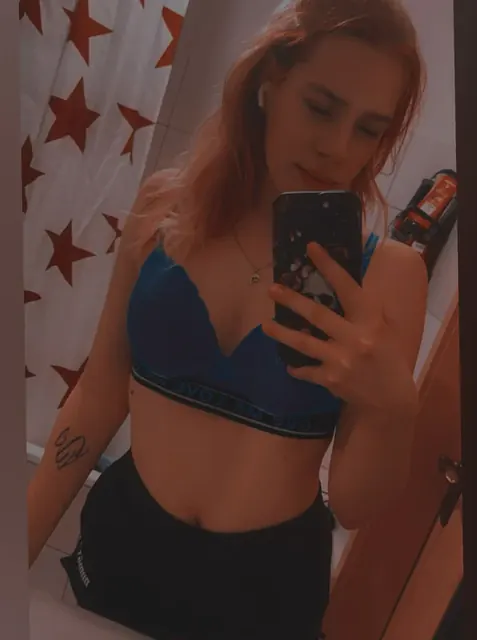 Sexy_Eichhörnchen OnlyFans with red hair