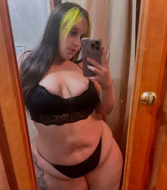Shelbytoopeachy OnlyFans with curvy body