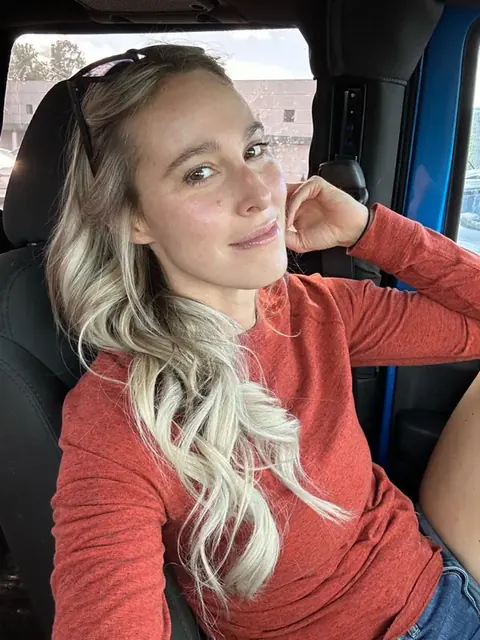 Shelby Renee OnlyFans creator with long legs