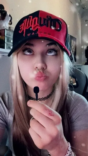 Siamayll OnlyFans blonde alternative creator