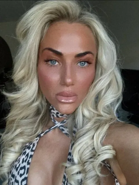 Siennaknight OnlyFans blonde creator