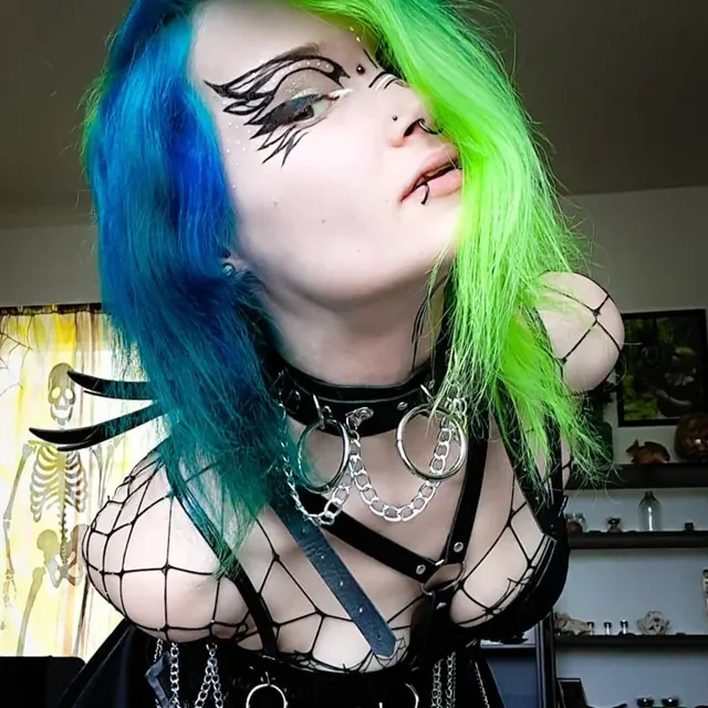 Siipirikko OnlyFans pierced alternative creator
