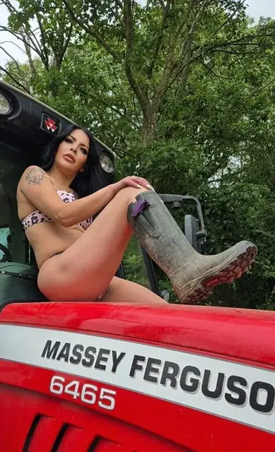 skyla OnlyFans creator with stunning legs