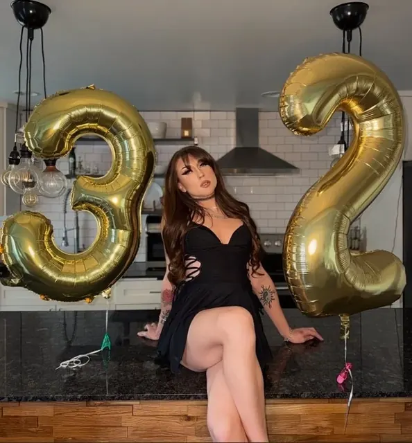 Skybby OnlyFans glamorous tattooed brunette