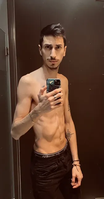 Slim OnlyFans creator from Barcelona with daily content.
