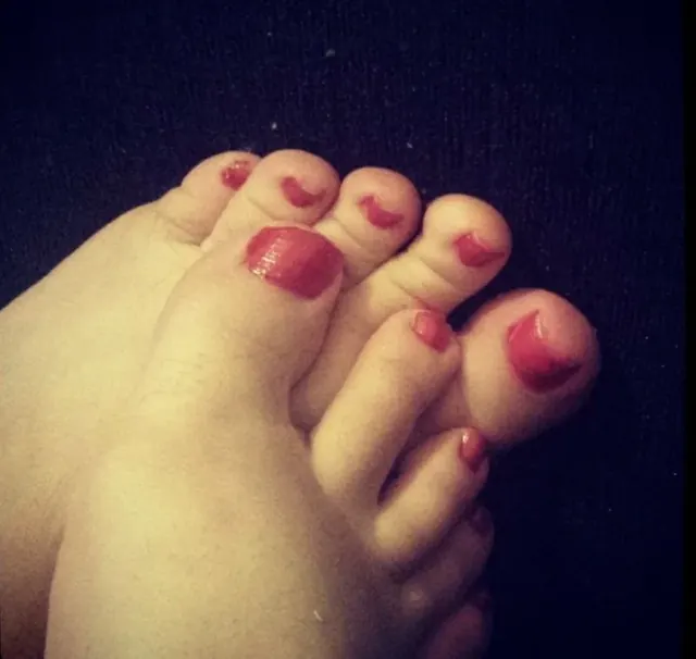 Sole Survivor OnlyFans creator with tiny UK size 4 feet