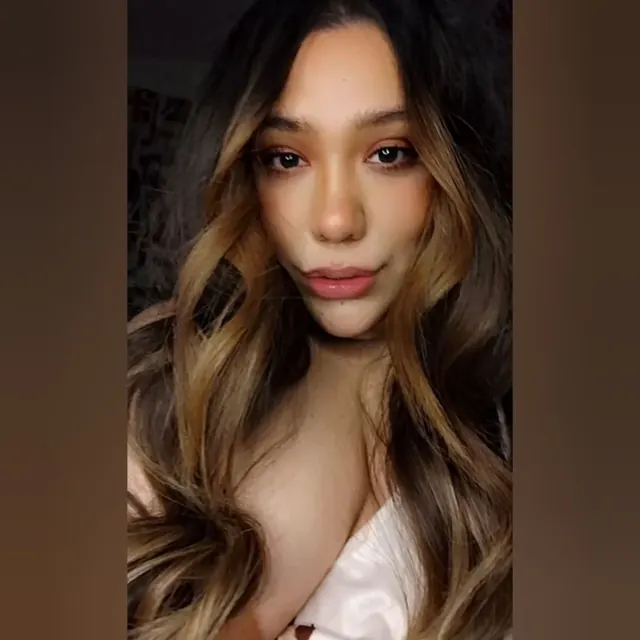 ! OnlyFans creator showcasing explicit content.