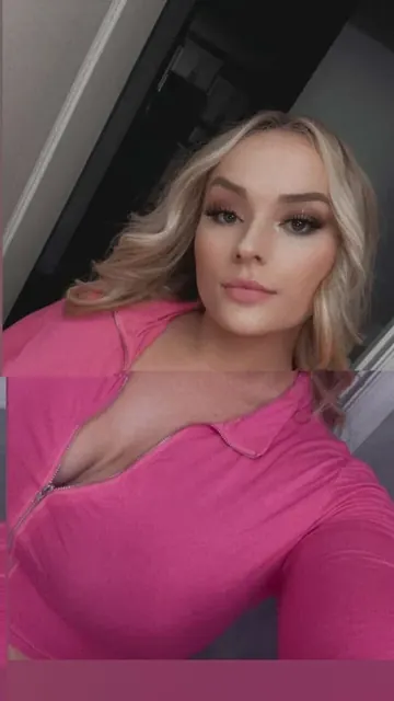 Sparklesfly OnlyFans glamorous blonde creator