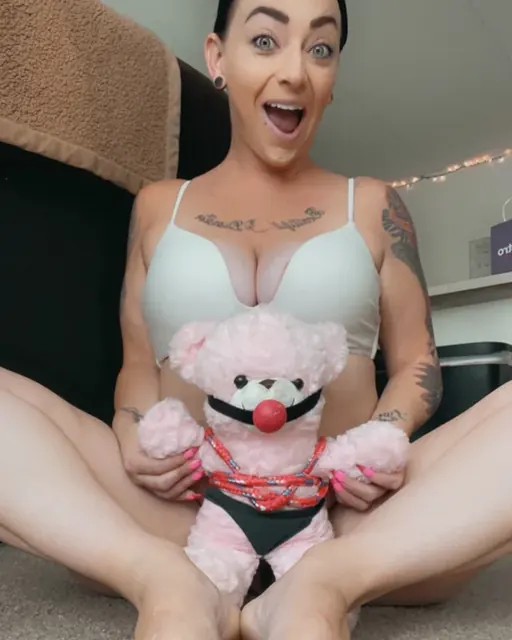 SpicyK8 OnlyFans tattooed and pierced creator