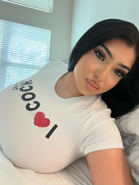 Bri OnlyFans Glam Model Exclusive Content