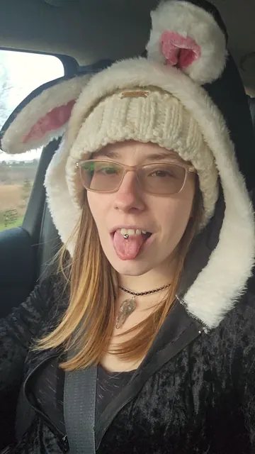 Staceyleoric1993 OnlyFans creator embracing life with glasses