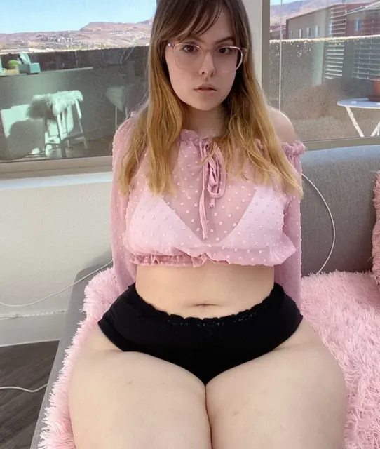 Elle OnlyFans creator with tantalizing content