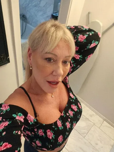Susanagangbang69 OnlyFans creator with exclusive content