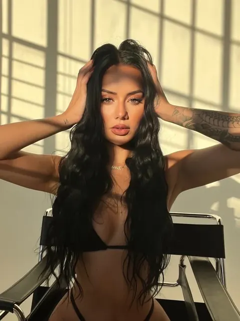 S W E E T V E N O M OnlyFans creator with unique photography