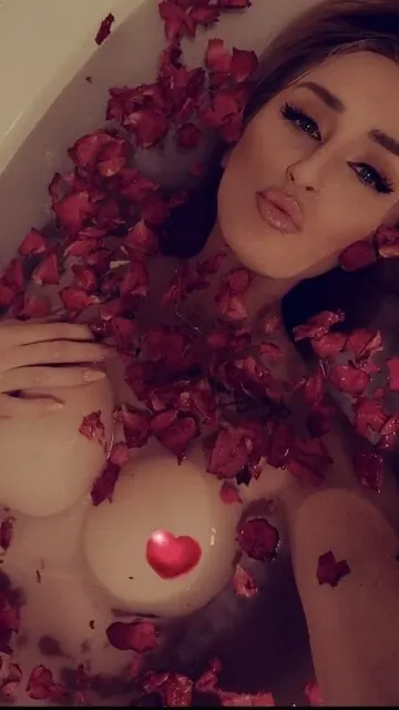 teetee x_x OnlyFans creator with exclusive content