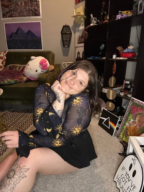 that groovy chick OnlyFans creator with vibrant content