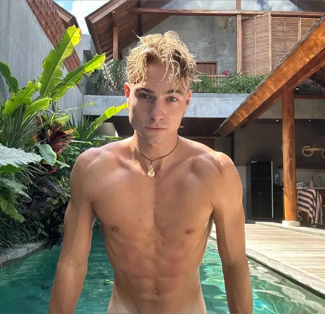 Nathaniel Taplin OnlyFans beach model