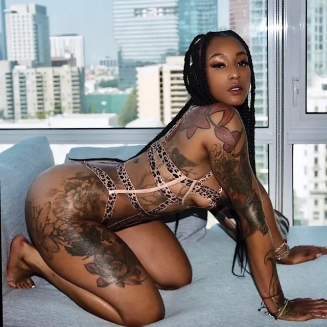 Officialmizztwerksum OnlyFans creator with exclusive content