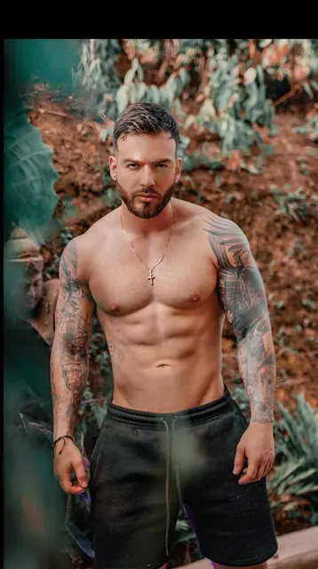 Oliver Colt OnlyFans muscular Colombian model
