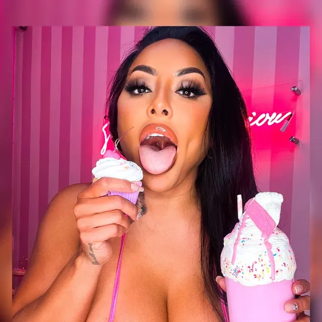 Kiara Mia OnlyFans Glamorous Curvy Star