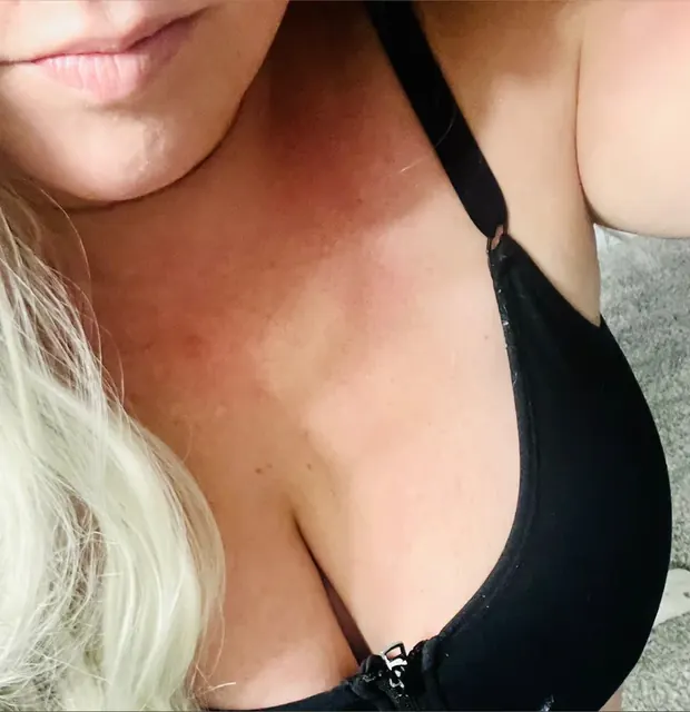 Pen OnlyFans creator plus size MILF