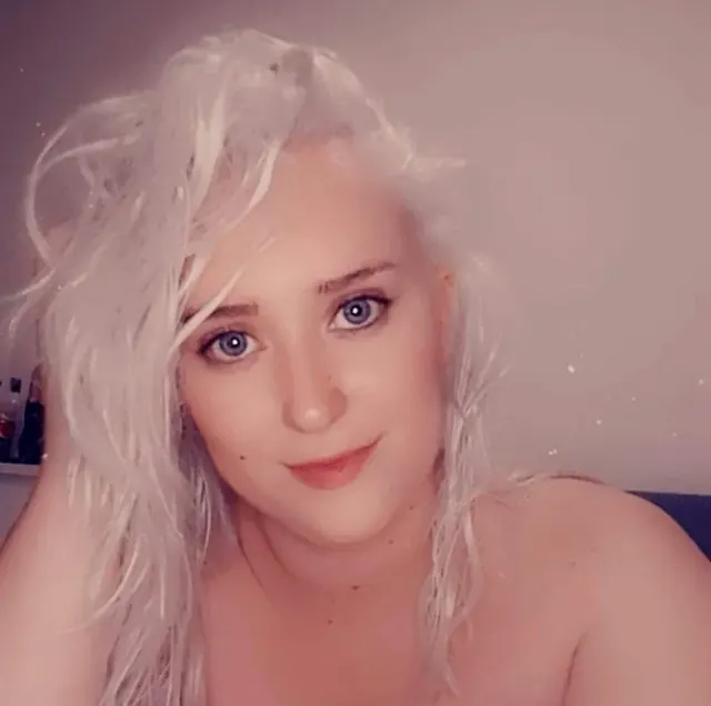 Thequeenofdarknessfree OnlyFans creator with a sexy mom bod