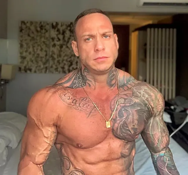Thiking OnlyFans muscular tattooed creator
