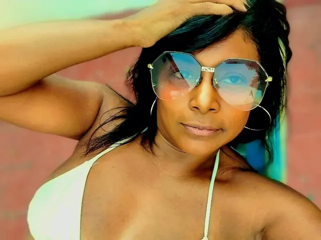 Thinalove OnlyFans creator with exclusive content