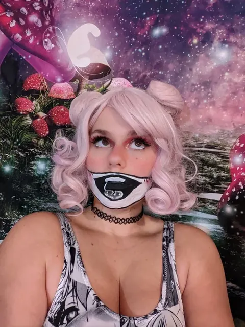 Tinybimbo OnlyFans creator with artistic interests