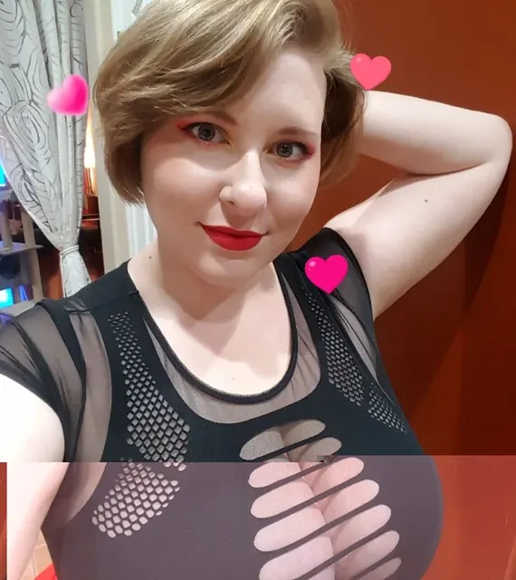 Titlaser OnlyFans creator showcasing adult content.