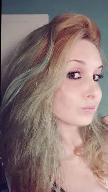 Other Wonderland OnlyFans art model profile