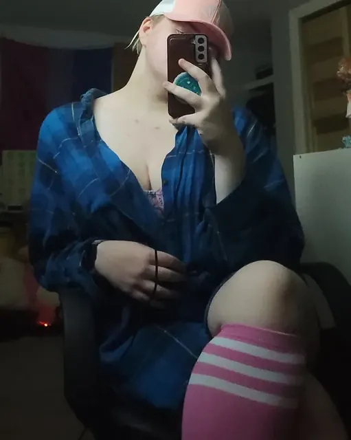 Willow stone OnlyFans creator with exclusive content.