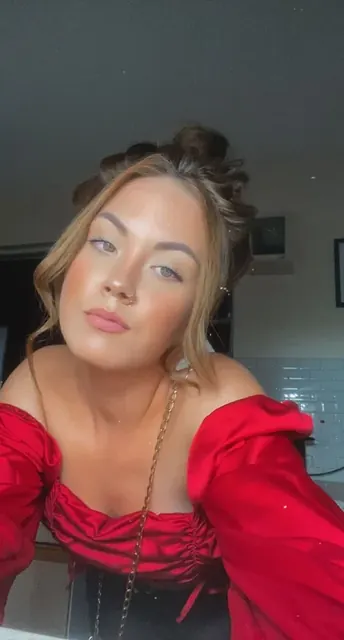Jules OnlyFans glamorous brunette creator