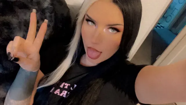 Unorthodoxlra OnlyFans creator with green eyes
