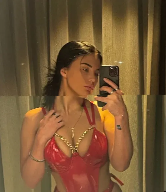 Viki OnlyFans creator with engaging content