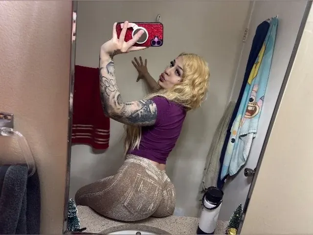 Des OnlyFans profile with curvy figure