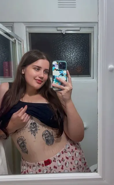 N OnlyFans curvy creator