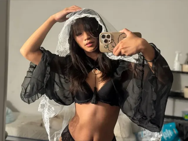 Xoey Li OnlyFans playful creator