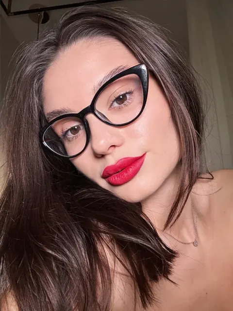 Barbara OnlyFans creator from Europe with glasses