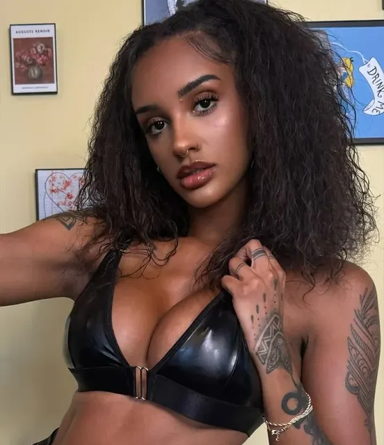 Zoeysinnfree OnlyFans tattooed creator