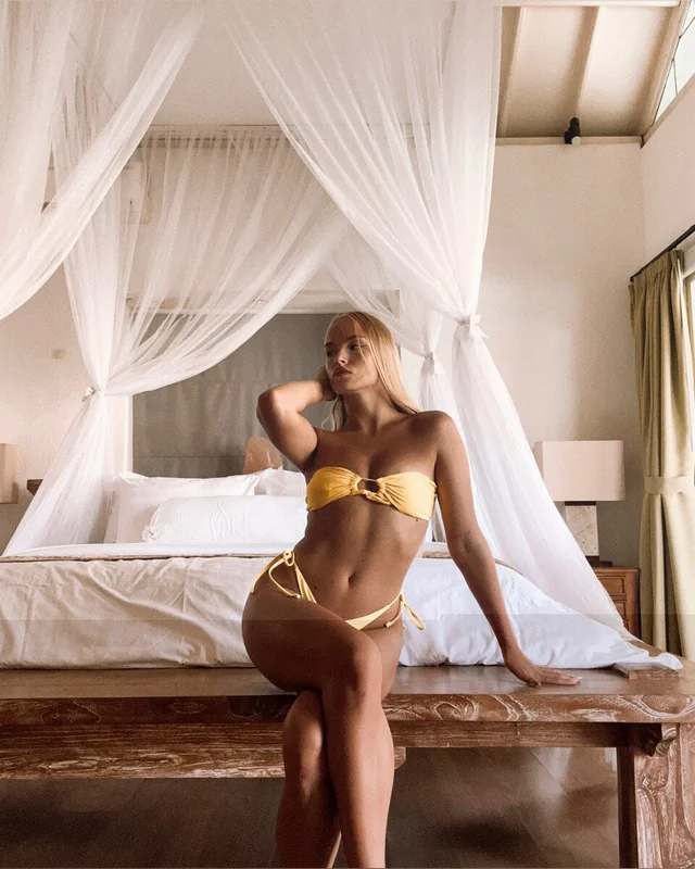 Emi OnlyFans creator with engaging content
