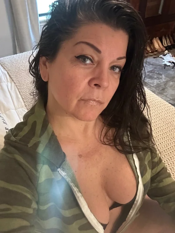 Crista's Peach OnlyFans brunette creator