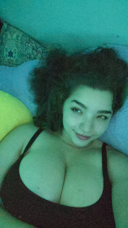 Crystals Roxx OnlyFans creator with curvy figure