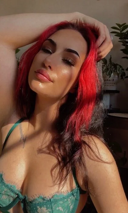 christina OnlyFans profile picture - Engaging creator