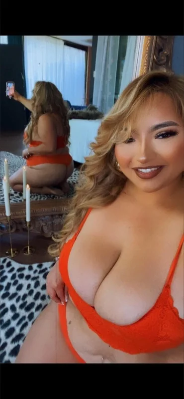 xoCurvybee OnlyFans creator flaunting natural curves