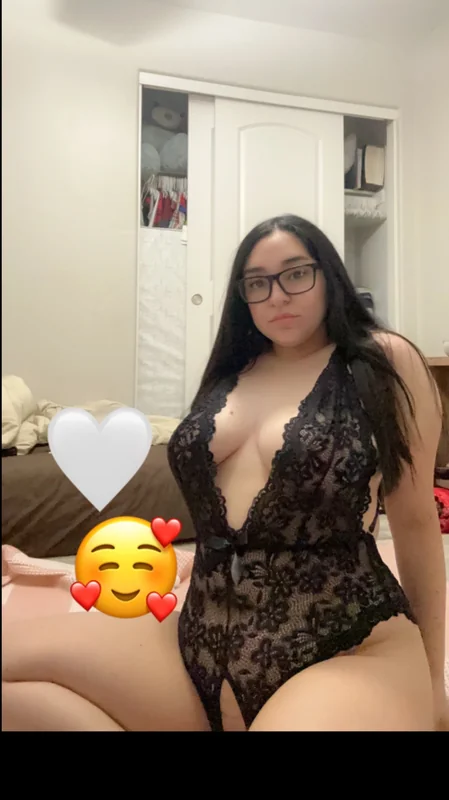 Mariana OnlyFans creator with a curvy figure
