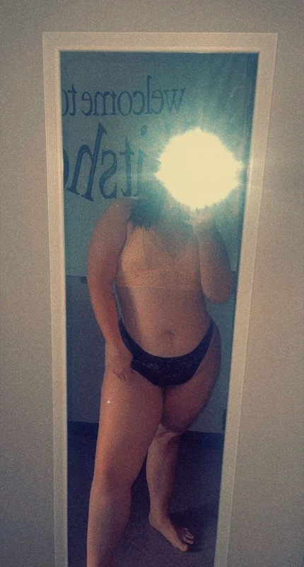 Brooke OnlyFans creator with curvy figure