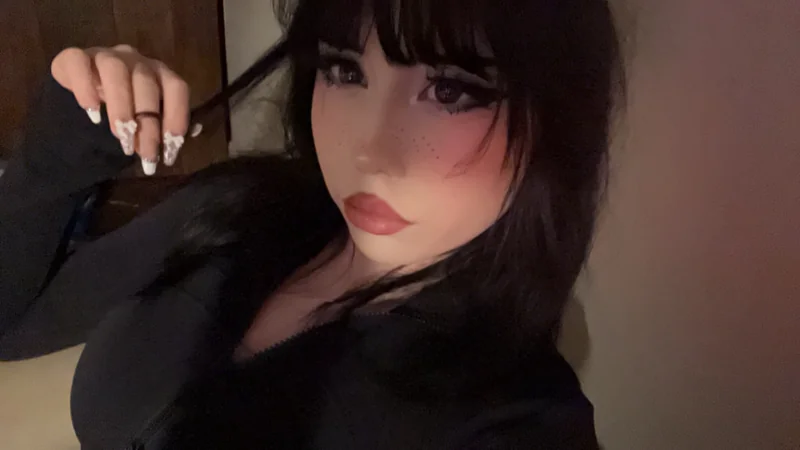 Daisy 19 OnlyFans goth aesthetic